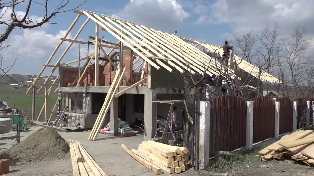 Zeci de localnici din Vaslui au sărit în ajutorul unei familii care a rămas pe drumuri din cauza unui incendiu