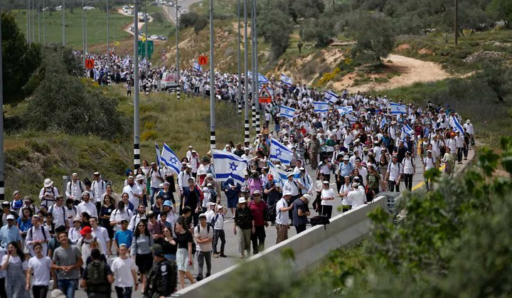 Mii de israelieni, inclusiv parlamentari, într-un marș spre o zonă ilegală din Cisiordania