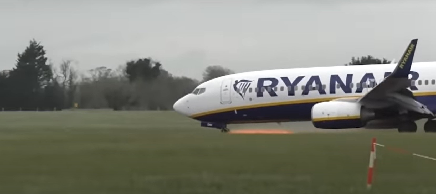 Momentul în care un avion a aterizat cu scântei pe pista aeroportului, după ce a pierdut roata din față. VIDEO