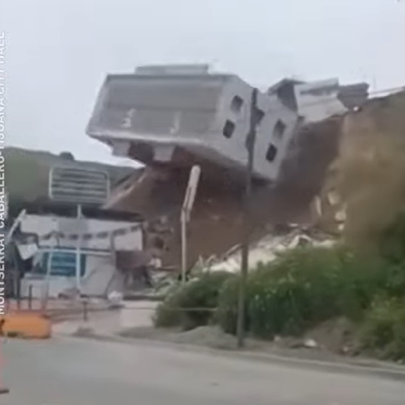 Imagini uluitoare surprinse în Mexic. O clădire se prăbușește cu totul pe o șosea. VIDEO