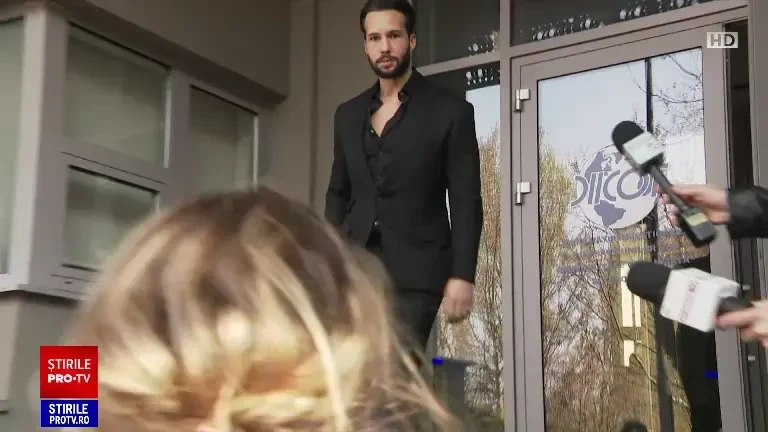 Frații Tate au fost așteptați la sediul DIICOT de un grup de admiratori, care le-au scandat minute în șir numele