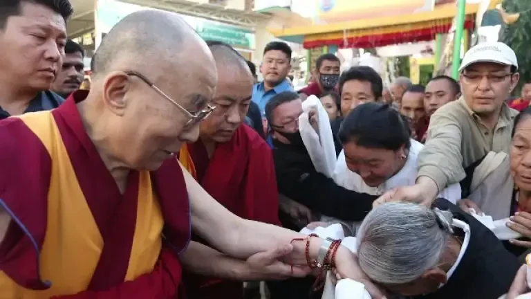 Dalai Lama își cere scuze după ce a fost filmat spunându-i unui copil să îi "sugă" limba