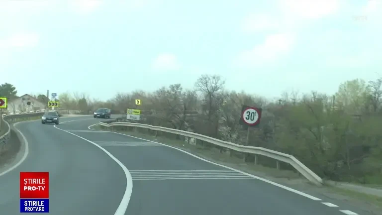 Problemă rezolvată „românește”. Un pod peste o cale ferată cu probleme grave este marcat, dar deschis circulației