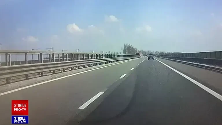 Un TIR scăpat de sub control a rupt parapetele dintre sensuri și a luat foc