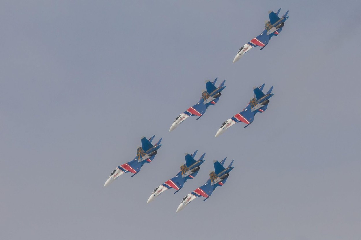 Manevre militare ruse de mare anvergură în Arctica. Sunt implicate nave, elicoptere și zeci de avioane