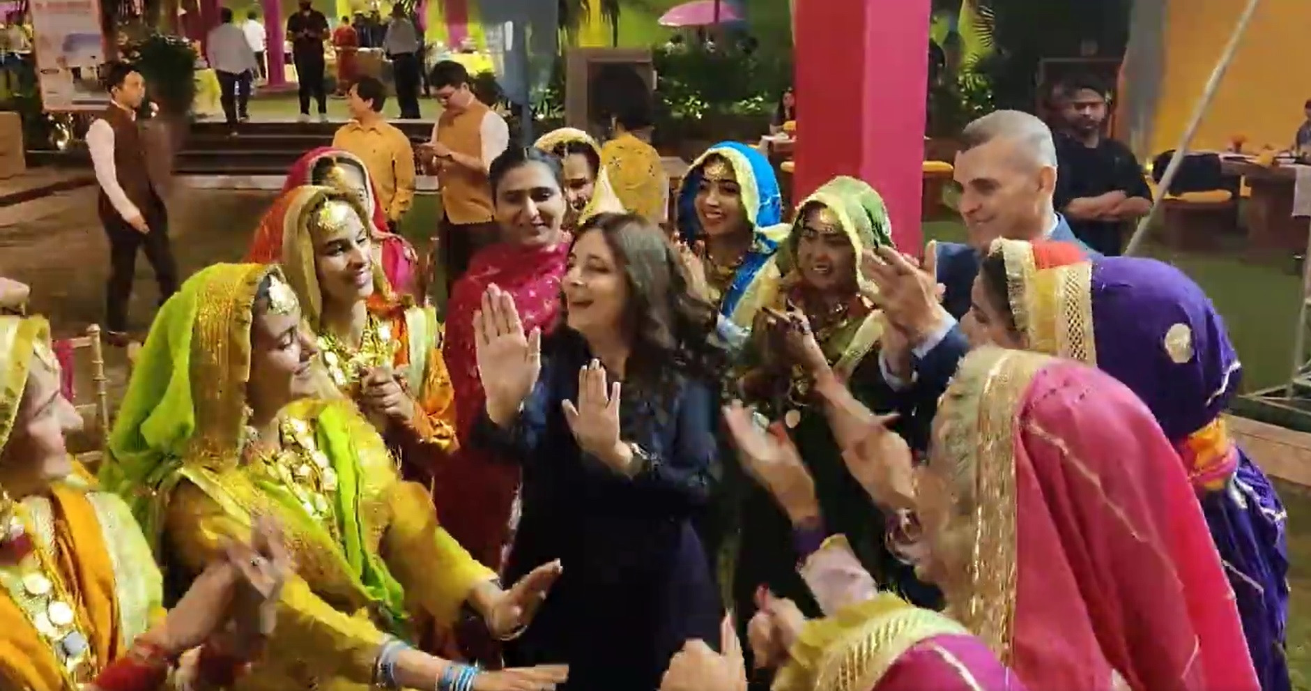 Ambasadoarea României în India, surprinsă în timp ce cântă și dansează la o petrecere pentru diplomați străini. VIDEO