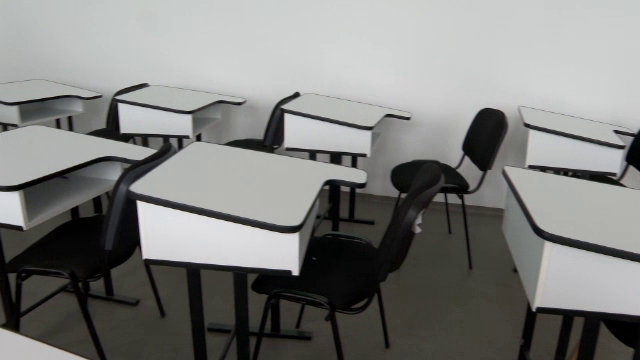 “Dă-i. Hai, o palmă... o omor, gata!”. Imagini cu o bătaie între două eleve într-o școală din Iași