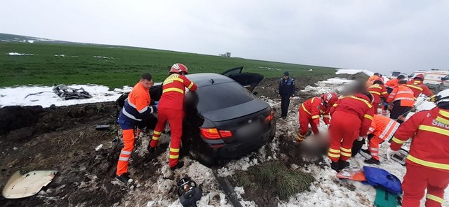 Tragedie la "Zidul morţii". Un băiat de 20 de ani a murit după ce s-a răsturnat cu mașina. Alți 4 tineri au fost răniţi. FOTO
