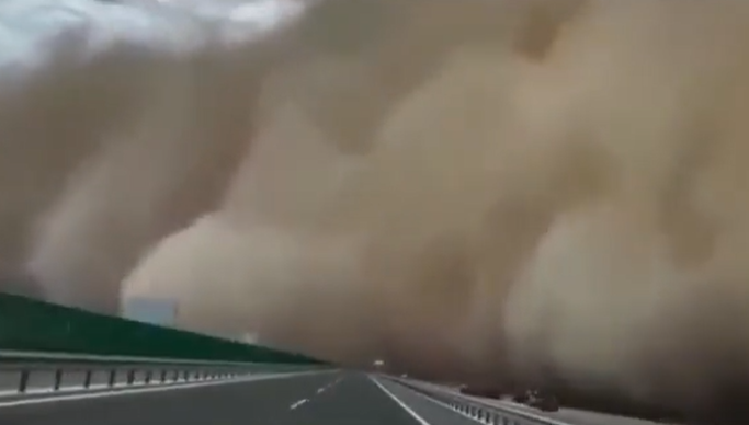 Imagini apocaliptice. O furtună severă de nisip, a patra într-o lună, a acoperit mai multe regiuni din China | VIDEO