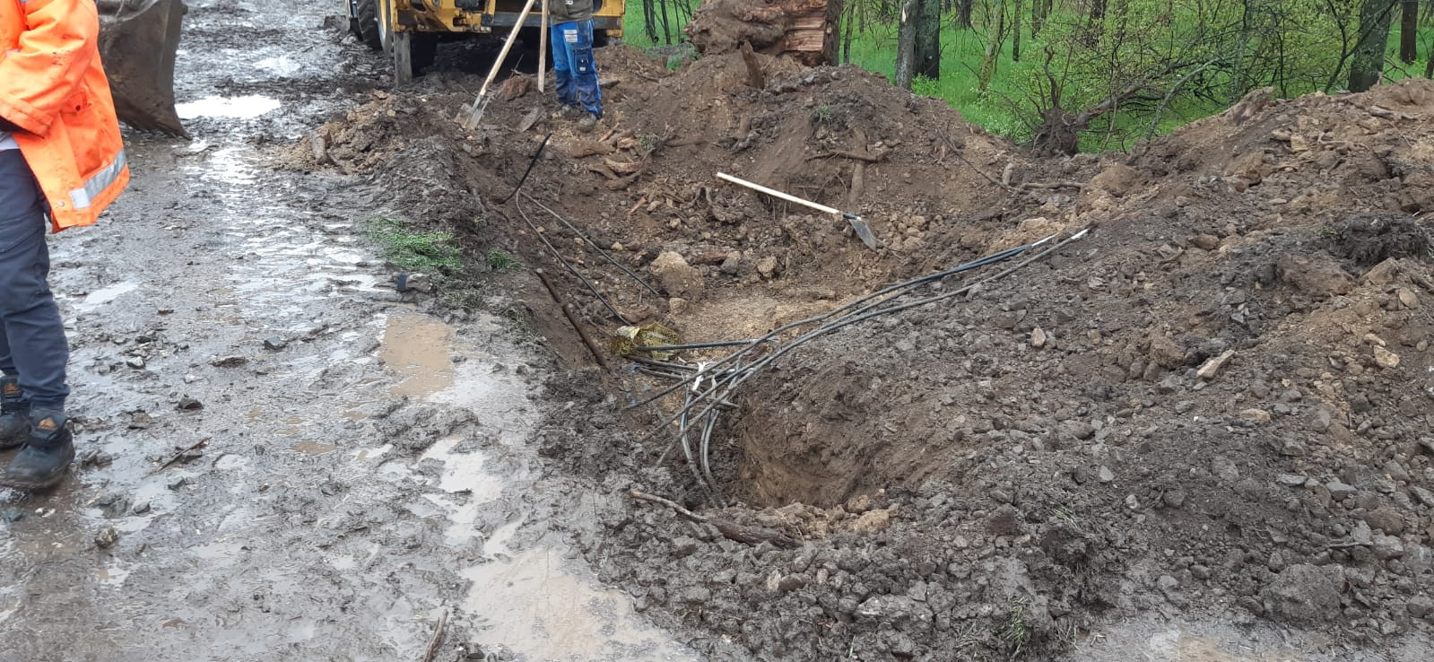 13 trenuri de pe ruta Constanţa-Bucureşti au avut întârzieri, după ce angajaţii unei primării au rupt cablurile feroviare