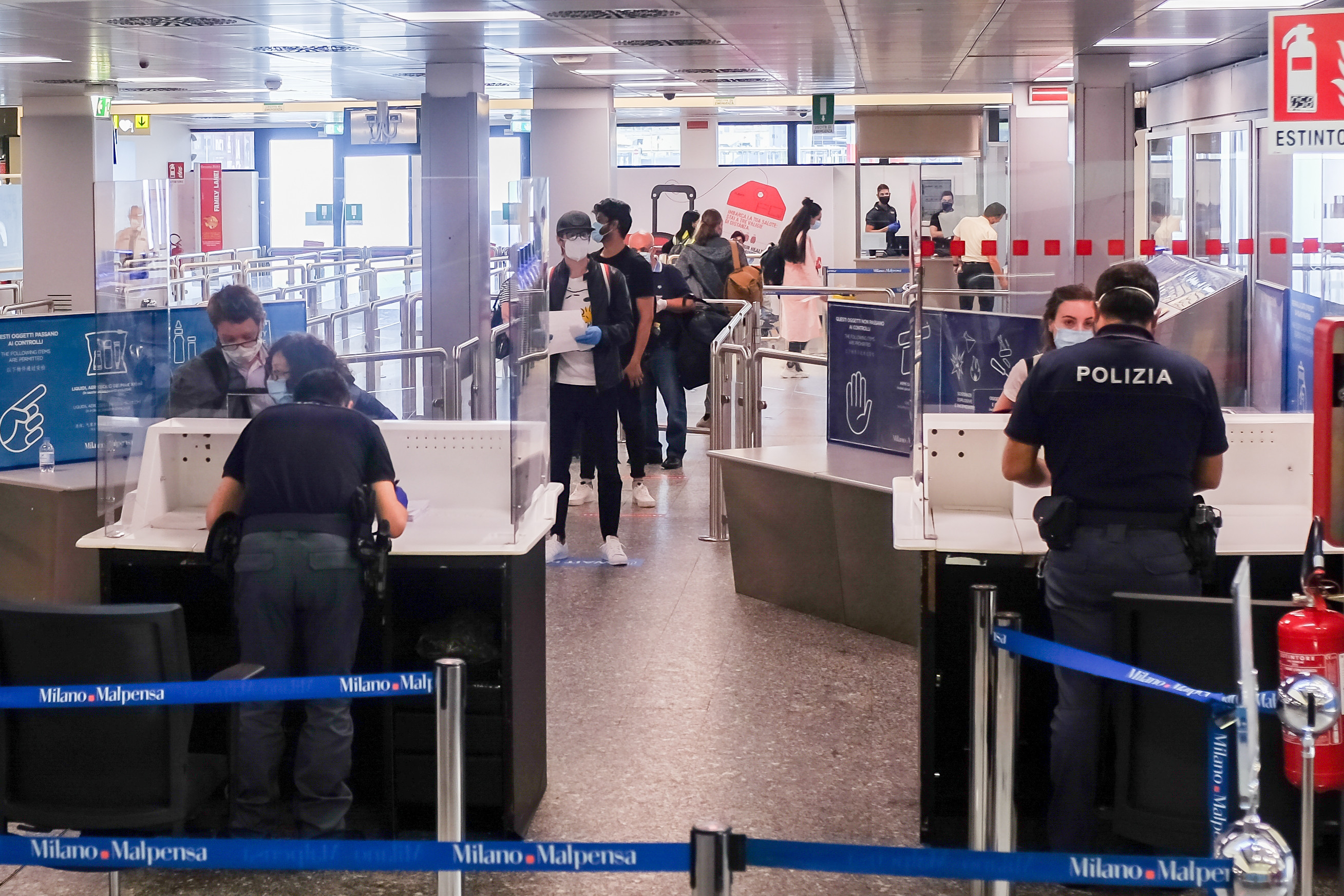 Român prins într-un aeroport din Italia cu un pistol ascuns în bagaj