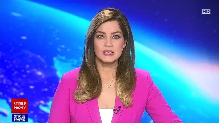 Urs urmărit cu mașina printr-un sat din Argeș. Sălbăticiunea a fugit speriată în pădure