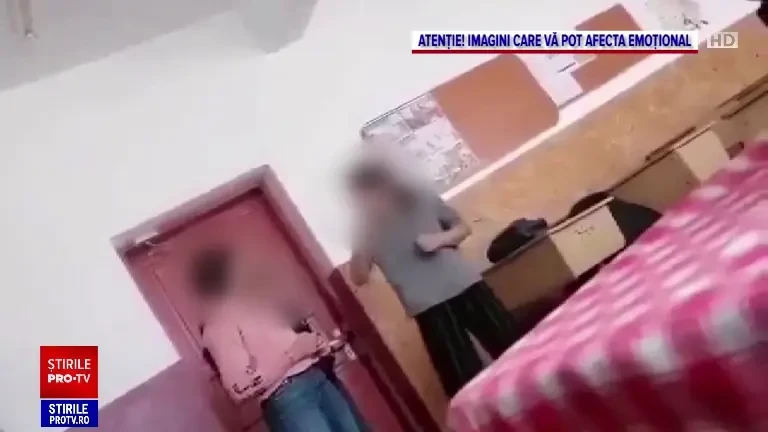 “Dă-i. Hai, o palmă... o omor, gata!”. Imagini cu o bătaie între două eleve într-o școală din Iași