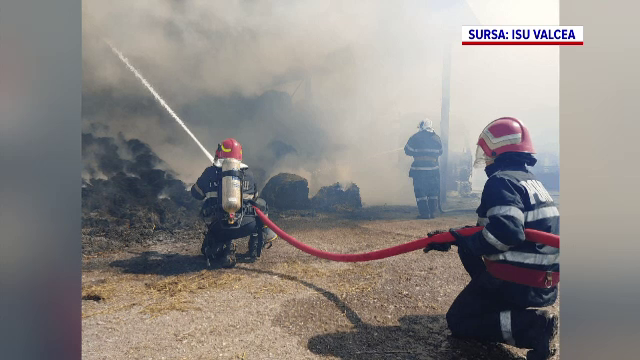 Un incendiu a făcut prăpăd la o fermă din Vâlcea. Peste 2.500 de baloți de paie, fân și lucernă s-au transformat în scrum