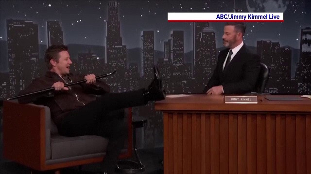 Jeremy Renner, apariție surpriză într-o emisiune de televiziune. Actorul merge în baston