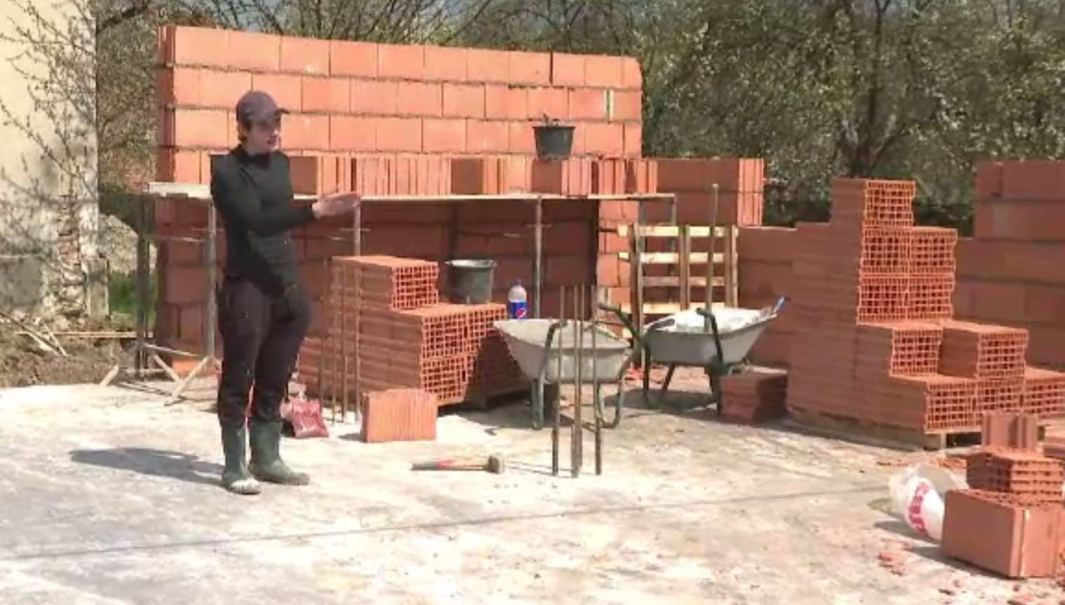 Doi frați greu încercați de viață, ajutați de comunitate. Le reconstruiesc casa mistuită de un incendiu