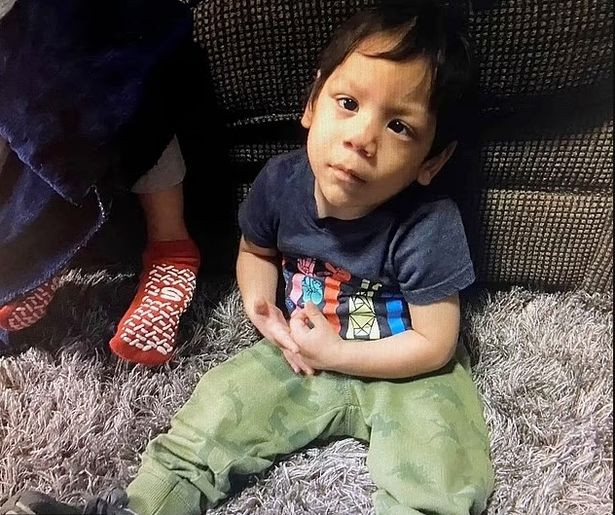 „Era posedat”. Cadavrul unui băiețel cu dizabilități dat dispărut, căutat în curtea unei case. Mama lui spune că l-a vândut