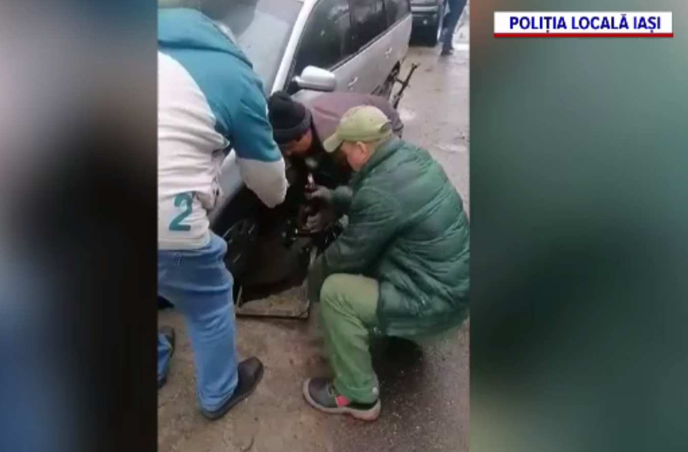 Un bărbat din Iași s-a trezit dimineața cu mașina scufundată într-o groapă. Și-a sunat mai întâi șeful
