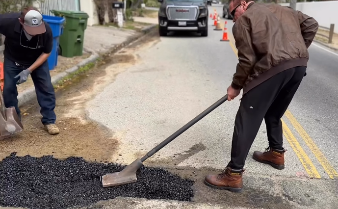 Arnold Schwarzenegger s-a apucat de asfaltat. Actorul a astupat o groapă după ce autoritățile nu s-au ocupat de ea | VIDEO