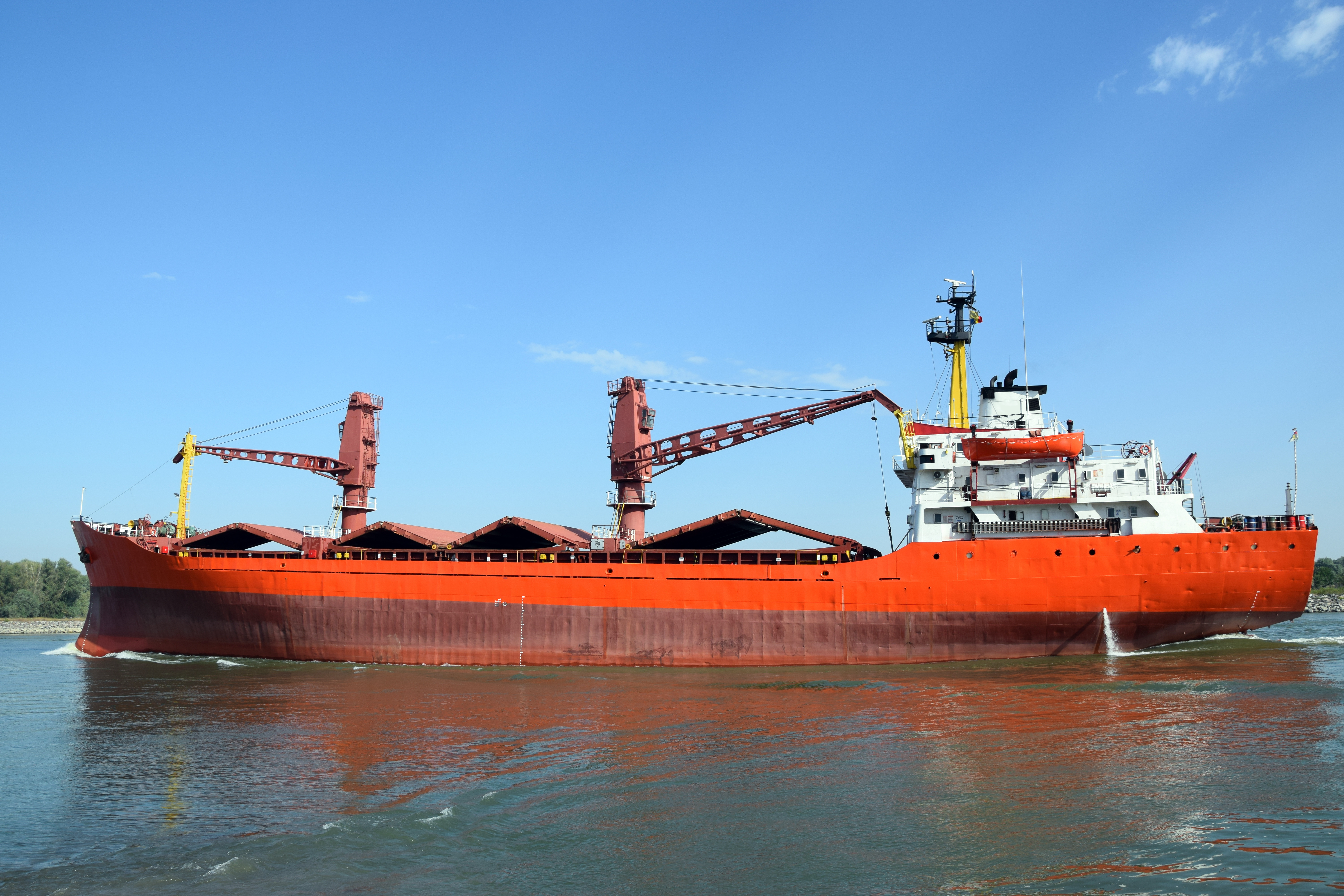 O navă de marfă sub pavilion românesc „a luat-o razna” pe Dunăre, în Germania. Comandantul avea o alcoolemie de 2,3 la mie