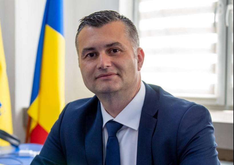 Prefectul de Teleorman, păcălit de un individ care s-a dat drept secretarul general al Guvernului. Cum a acționat escrocul