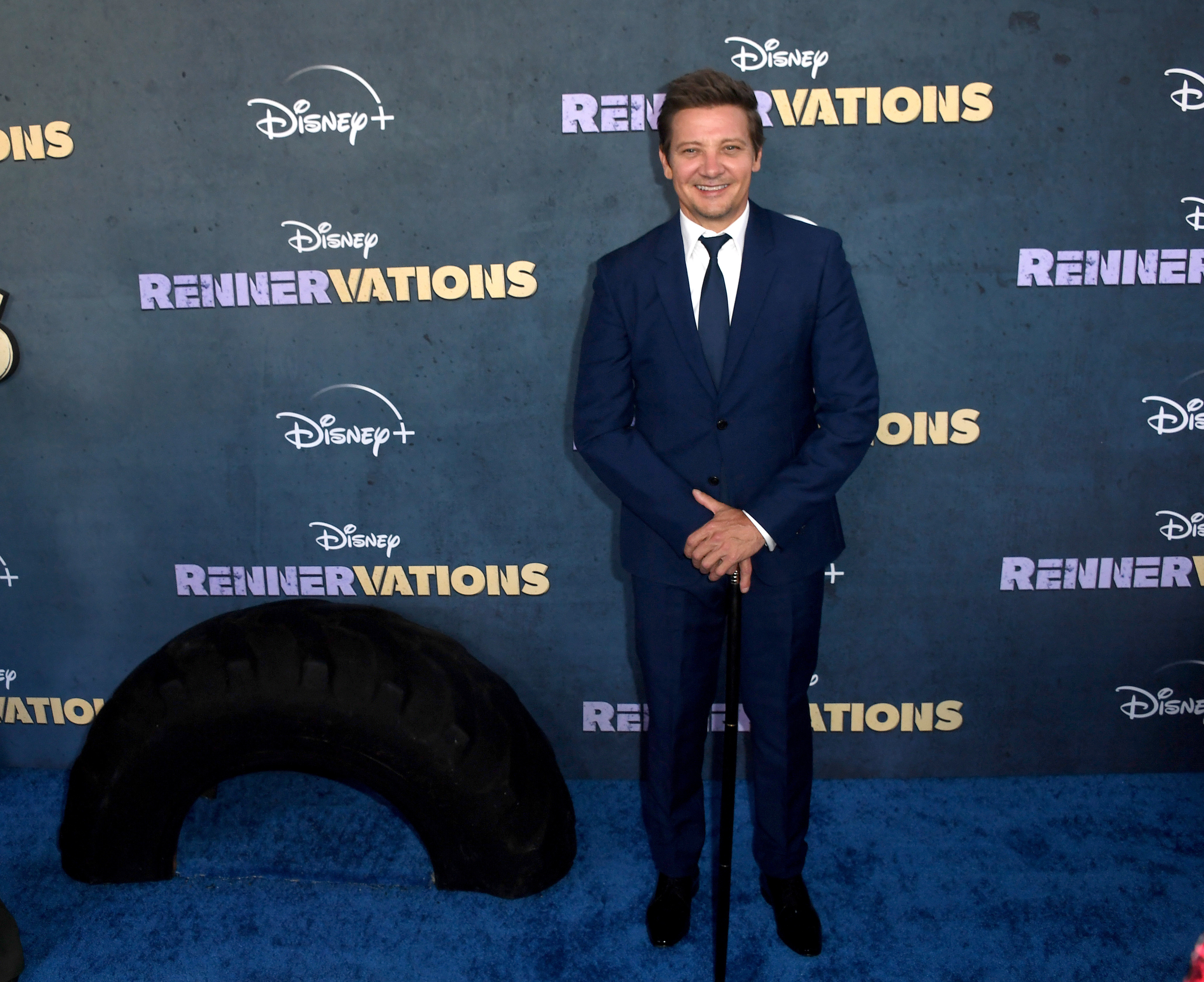 Cum a fost surprins Jeremy Renner la patru luni după accidentul teribil în care și-a fracturat 30 de oase