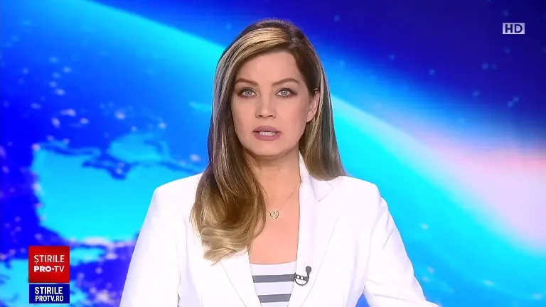 Ninsorile continuă să facă probleme în zona de munte. Drumarii au intervenit pentru a curăța carosabilul