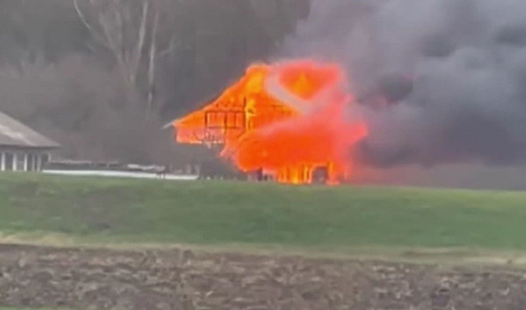 Incendiu violent în județul Vaslui. O casă și două anexe au fost făcute scrum. Proprietarul a ajuns la spital