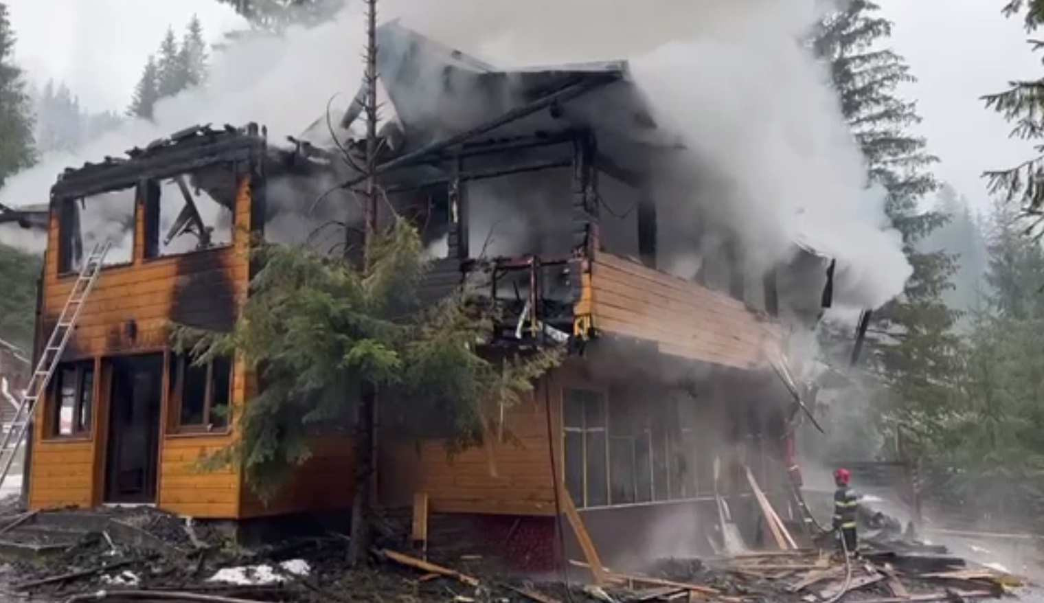 Cabană din Pojorâta, mistuită de flăcări. Care a fost cauza incendiului