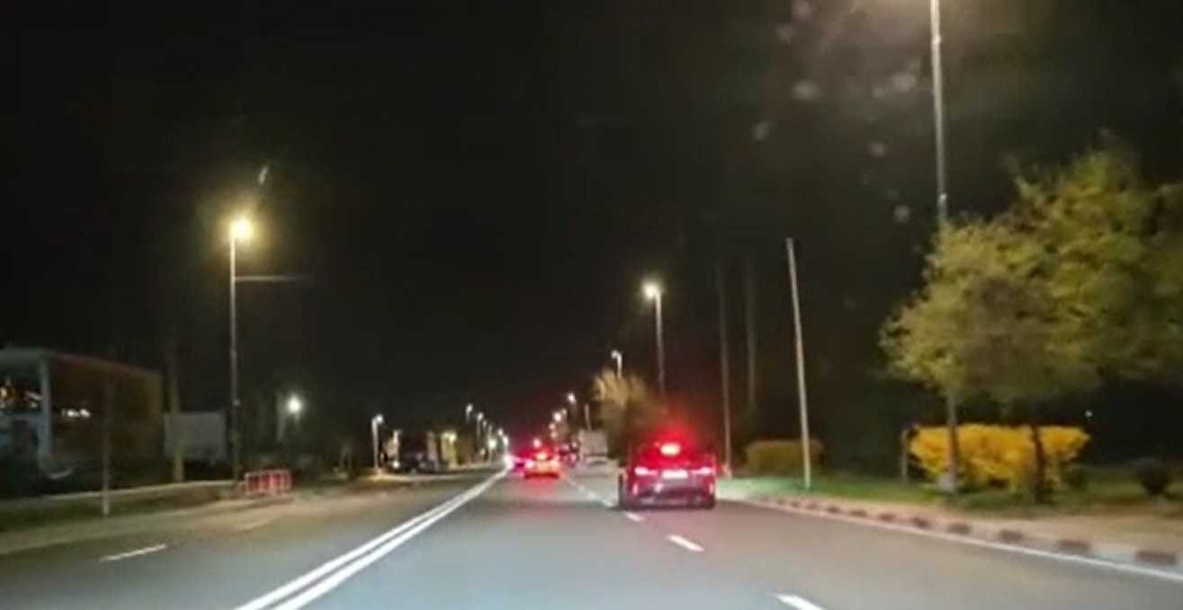 Cursă ilegală pe DN 73. Patru bărbați sunt cercetați penal după ce s-au întrecut cu mașinile