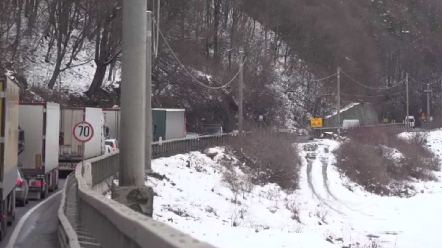 Carambol pe Valea Oltului. Traficul se desfășoară cu dificultate în zona Călineşti