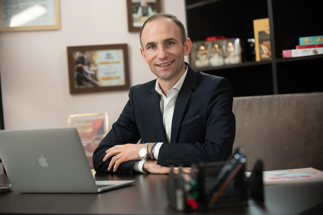 Un cunoscut artist intră astăzi sub acoperire în propria companie: ”Sunt foarte apropiat de angajații mei”