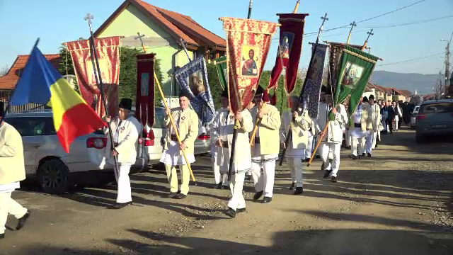 Obiceiul „Păștenilor” din Vinerea, o tradiție veche ce aduce oamenii împreună. „Este cea mai mare emoție din viața mea”