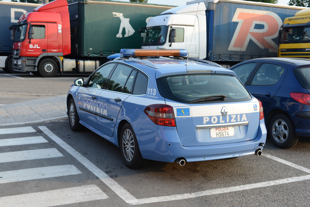 Șoferul unui microbuz cu români, arestat după ce a fost oprit pe autostradă, în Italia. Ce au descoperit polițiștii