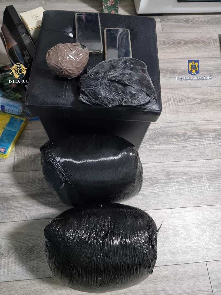 Patru persoane care introduceau în ţară droguri şi apoi le vindeau au fost arestate. Ce s-a găsit la percheziții. FOTO