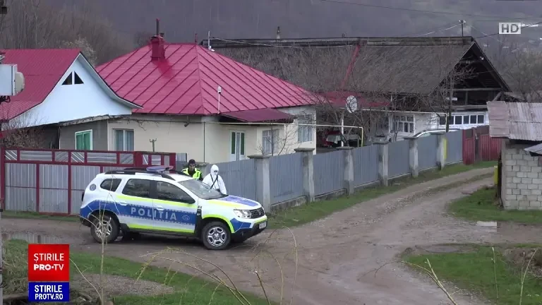 „Băiatul se îmbăta şi îl bătea pe tac-su”. Anchetă în Bacău, după ce un bărbat de 54 de ani a fost găsit mort în casă