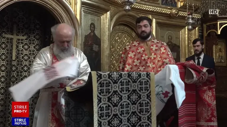 Arhiepiscopul Dunării de Jos a spălat picioarele a 12 copii, în Joia Mare. „O curățire totală: spirituală și trupească”