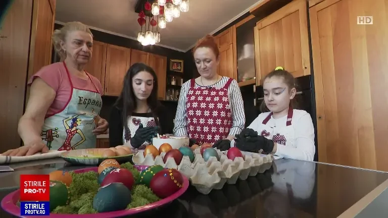 Cum putem afla dacă oul vopsit de Paște este proaspăt sau vechi. Testul apei