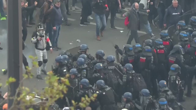 Francezii revoltați de creșterea vârstei de pensionare au luat cu asalt sediul Louis Vuitton: ”Să plătească miliardarii!”