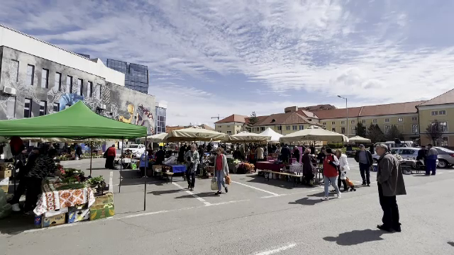 Oamenii stau la coadă pentru bunătăți în piața volantă din Sibiu: ”Fac produsele astea din suflet”. Cât costă o masă de Paște