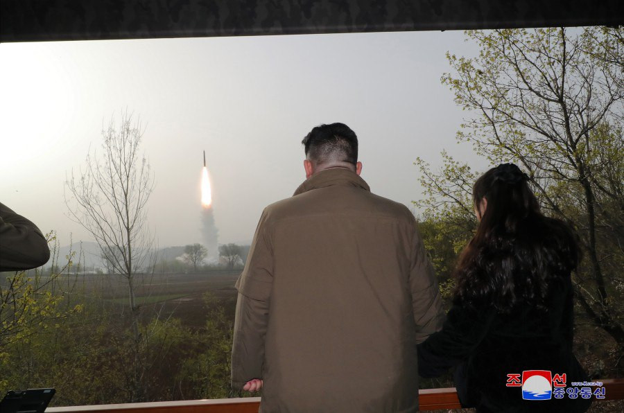 Coreea de Nord a testat prima rachetă balistică cu combustibil solid. Kim Jong Un: "Vom lovi mortal şi vom răspunde agresiv”