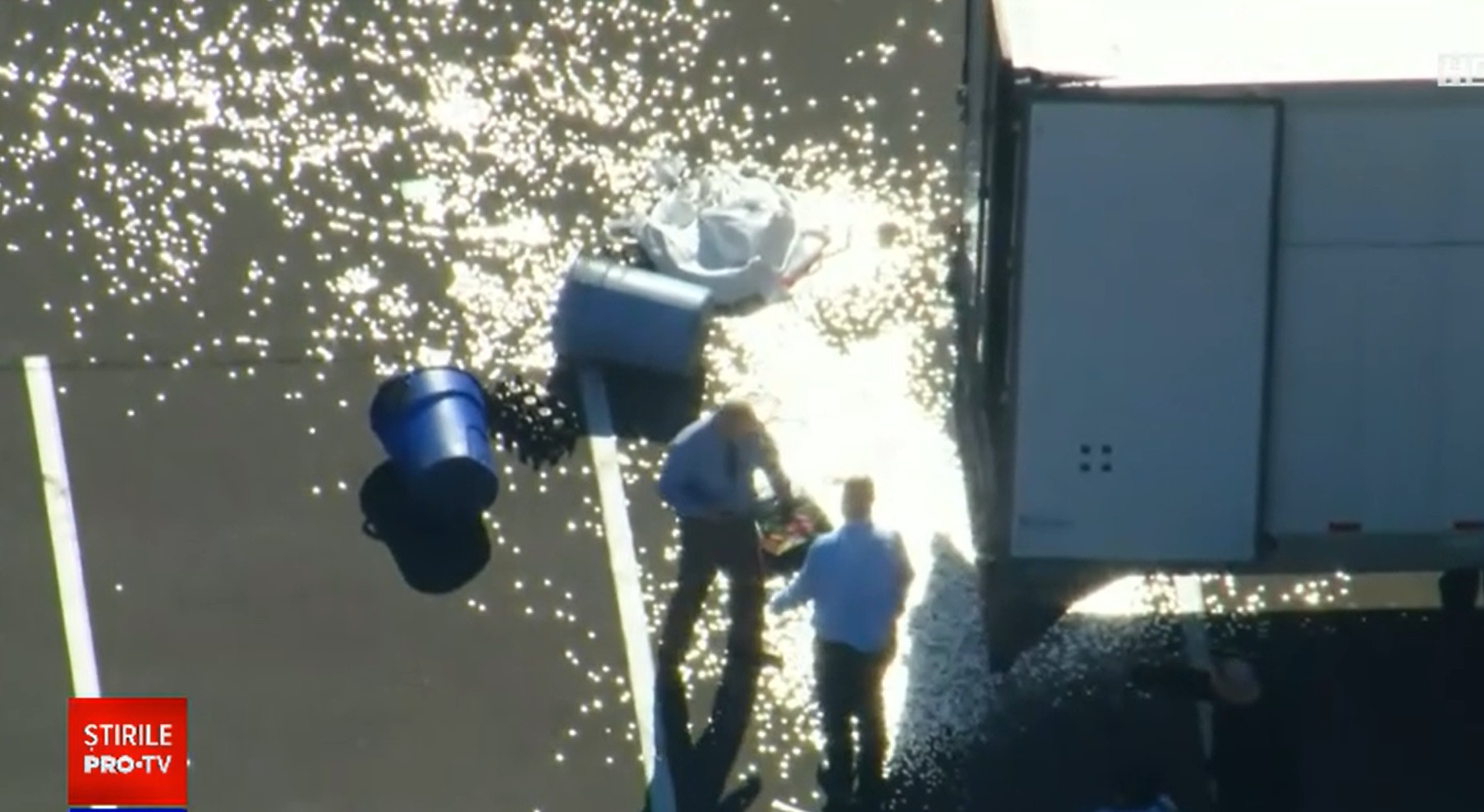 Un hoț a spart un camion și a furat 100.000 de dolari în monede de 10 cenți. Șoferul e cercetat