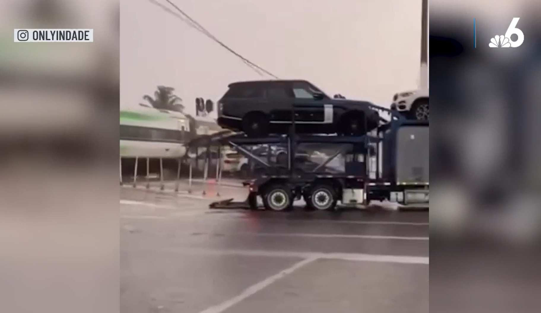 Imagini uluitoare. Un tren a lovit un trailer cu mașini, care au zburat din remorcă | VIDEO