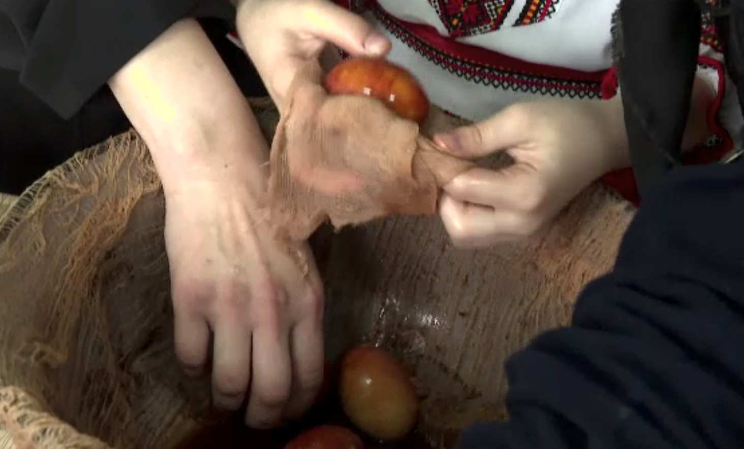 Măicuțele din Timișeni-Șag au avut ajutoare de nădejde la vopsitul ouălor. S-au folosit foi de ceapă