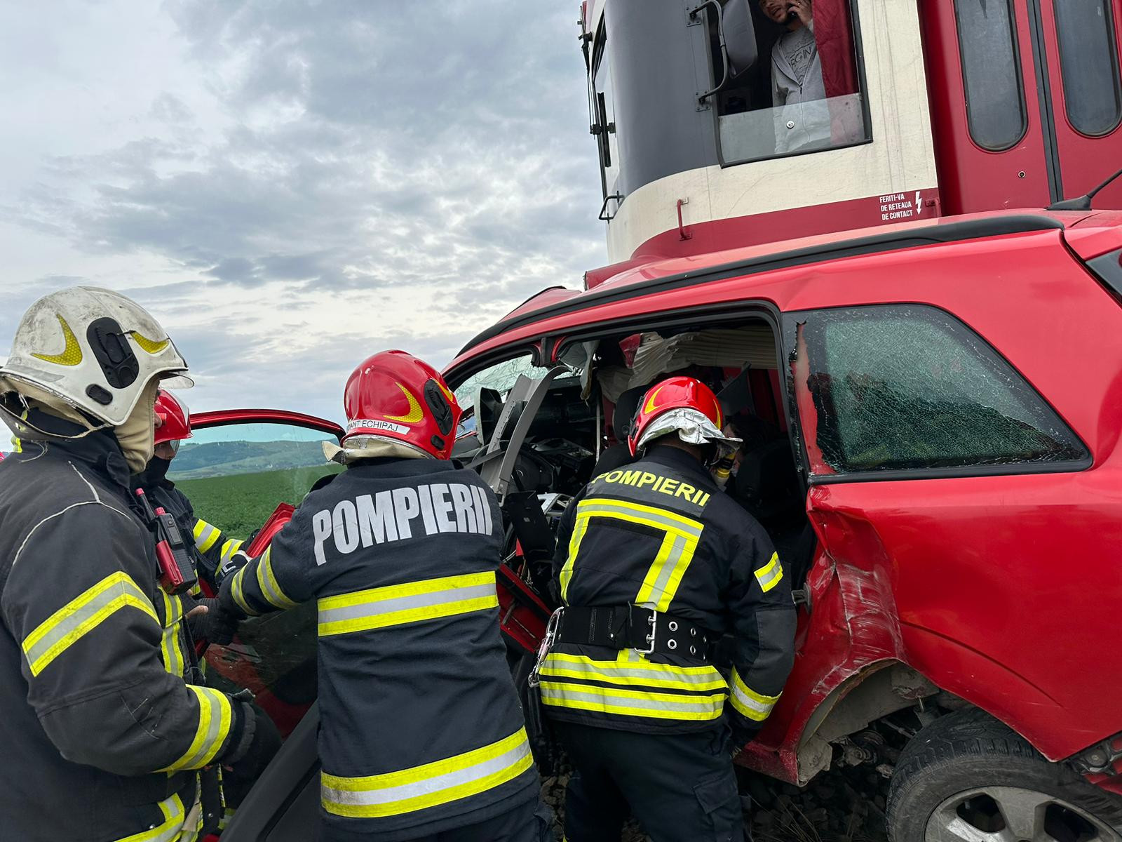 Accident feroviar în județul Brașov. Două persoane sunt grav rănite | GALERIE FOTO