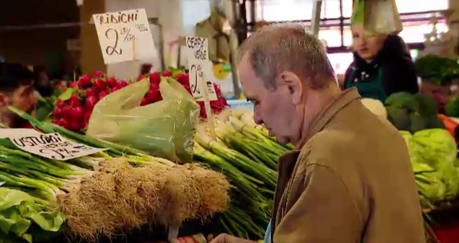 Piețele și magazinele au fost luate cu asalt, iar livratorii au fost copleșiți de comenzile pentru Paște