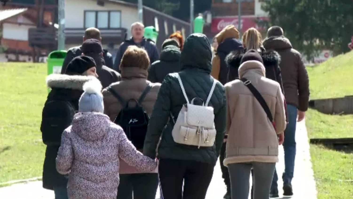 Încă mai sunt locuri în stațiunile de pe Valea Prahovei și Brașov. Turiștii spun că aglomerația de pe drum a meritat