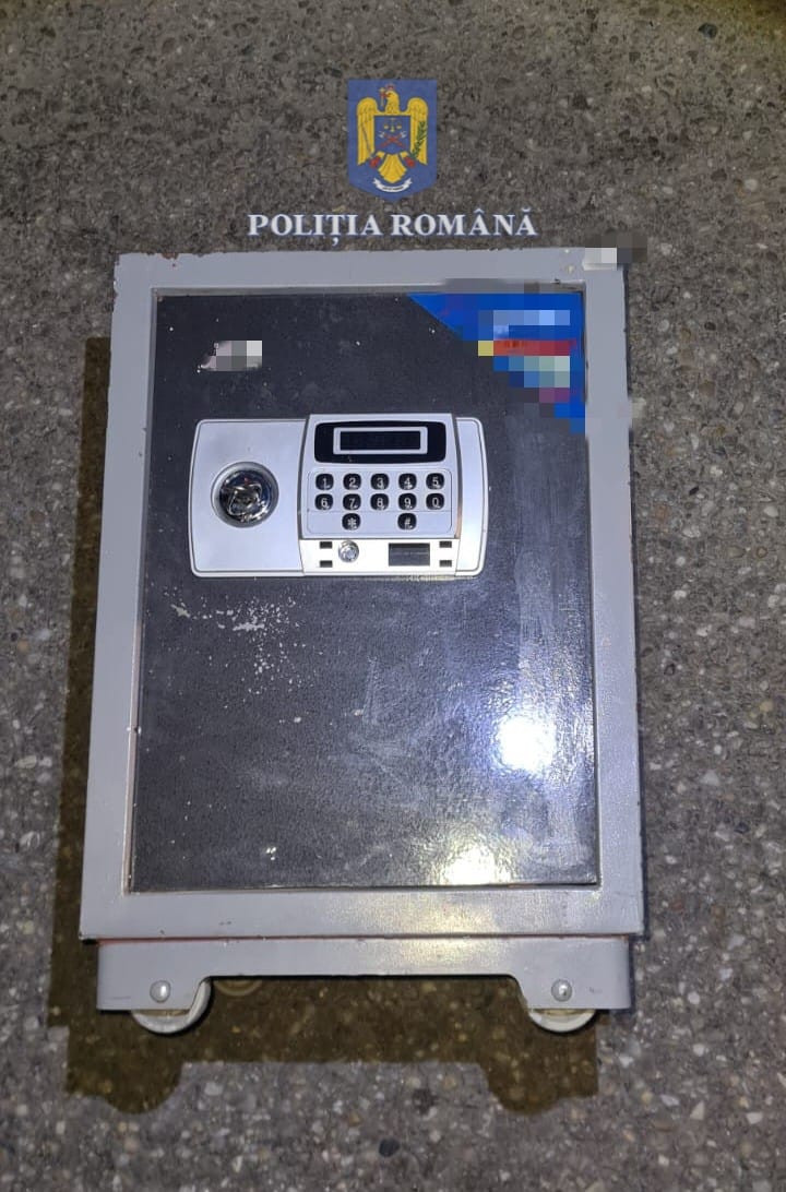 Percheziții în dosarul „Seiful”. Polițiștii au identificat trei spărgători care au plecat cu o mică avere