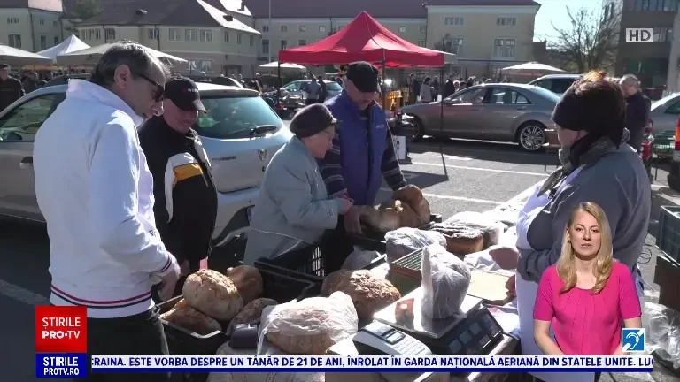Oamenii stau la coadă pentru bunătăți în piața volantă din Sibiu: ”Fac produsele astea din suflet”. Cât costă o masă de Paște