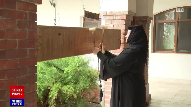 Măicuțele din Timișeni-Șag au avut ajutoare de nădejde la vopsitul ouălor. S-au folosit foi de ceapă